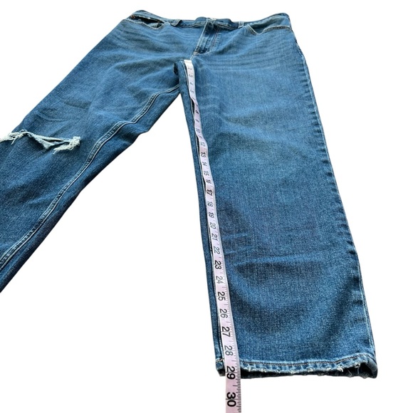 Abercrombie & Fitch - High Rise Mom Jean - Size 31 - Picture 15 of 15